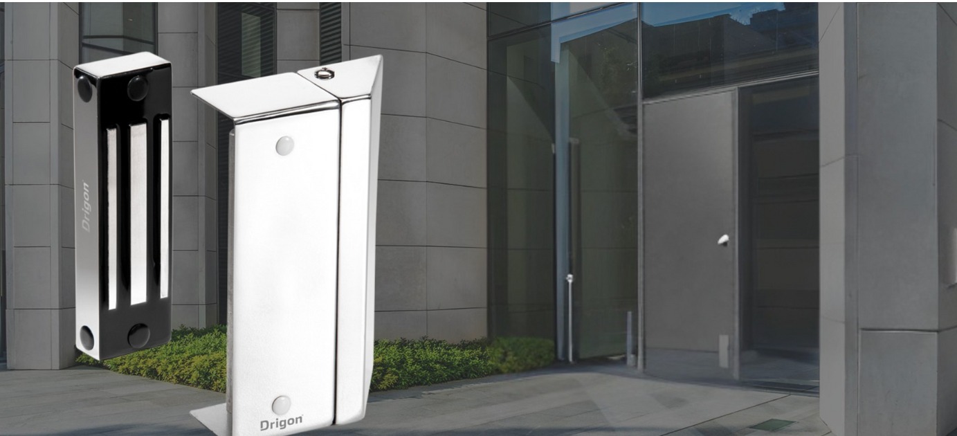 Fechadura eletromagnética Drigon instalada em porta moderna